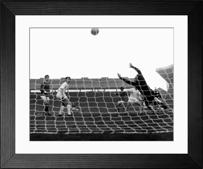 Framed Print : Manchester United v Real Madrid - 1968 Framed Print : Manchester United v Real Madrid - 1968