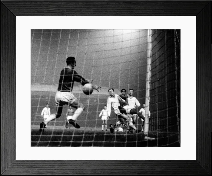 Framed Print : Manchester United v Benfica - Eusebio in action Framed Print : Manchester United v Benfica - Eusebio in action