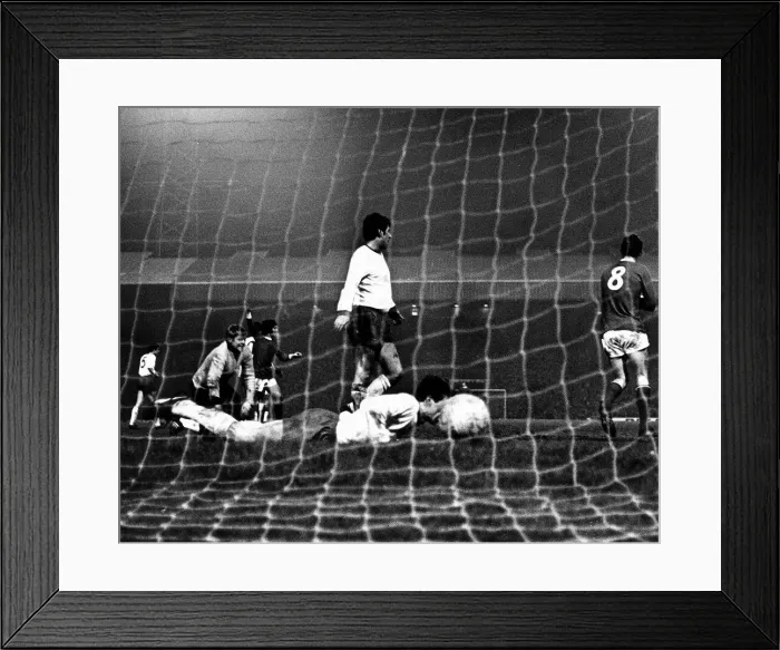 Framed Print : Manchester United v Rapid Vienna - 1969 George Best in action Framed Print : Manchester United v Rapid Vienna - 1969 George Best in action