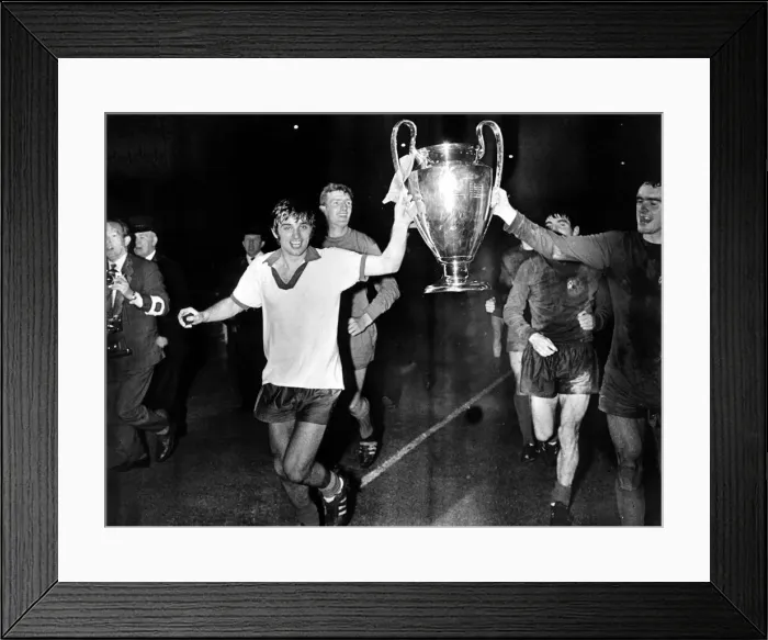 Framed Print : NOT FOR READERS PRINTS SYNDICATION 31  /  07  /  2002 Manchester United v Benfica