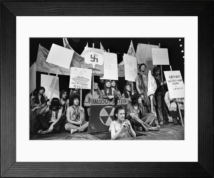 Framed Print : Picture shows the cast of Hair, The Musical. Shaftesbury Theatre in London Framed Print : Picture shows the cast of Hair, The Musical. Shaftesbury Theatre in London