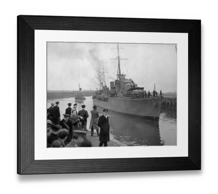 Framed Print : HMS Cossack returns to Leith on 17 February 1940, after rescuing the British prisoners