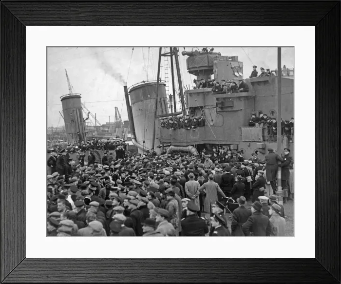 Framed Print : HMS Cossack returns to Leith on 17 February 1940, after rescuing the British prisoners Framed Print : HMS Cossack returns to Leith on 17 February 1940, after rescuing the British prisoners