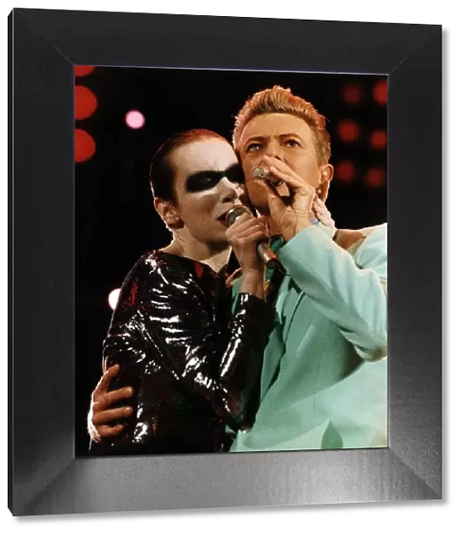 Annie Lennox & David Bowie singing at Freddy Mercurys Wembley Aids Concert