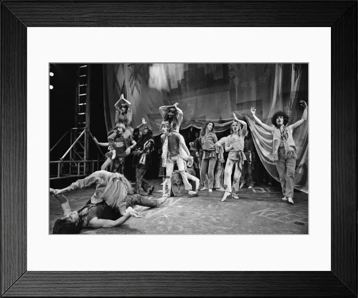 Framed Print : Picture shows the cast of Hair, The Musical. Shaftesbury Theatre in London Framed Print : Picture shows the cast of Hair, The Musical. Shaftesbury Theatre in London