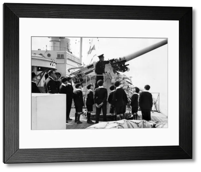 Framed Print : View day of HMS London. Schoolboys watching a demonstration of an aircraft gun Framed Print : View day of HMS London. Schoolboys watching a demonstration of an aircraft gun