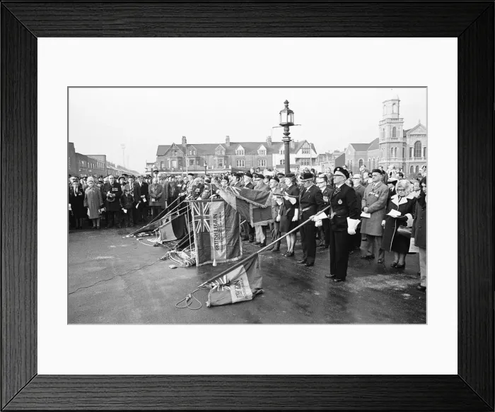 Framed Print : Remembrance Day Service and Parade at Middlesbrough War Memorial Cenotaph, Teesside Framed Print : Remembrance Day Service and Parade at Middlesbrough War Memorial Cenotaph, Teesside