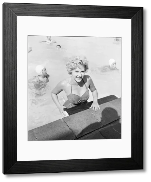 Framed Print : Liz Fraser, English actress, pictured at Durnsford Road Baths, Bounds Green Framed Print : Liz Fraser, English actress, pictured at Durnsford Road Baths, Bounds Green