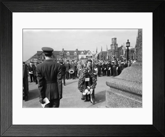 Framed Print : Remembrance Day service at The Cenotaph, Middlesbrough. November 1971