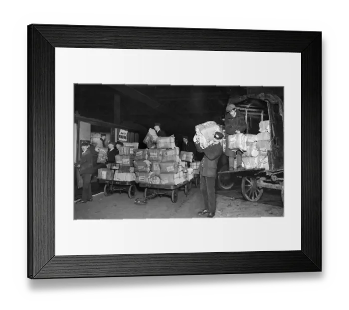 Framed Print : Daily Mirror newspapers being loaded on to a Liverpool bound train at Euston Station