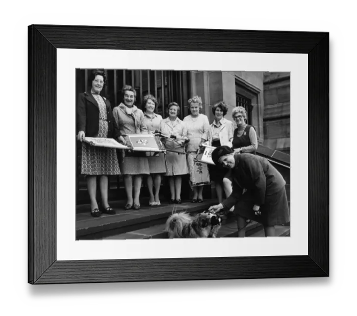 Framed Print : Miss Dorothy Spittle, from The Abbey Cottage, Denbigh, is an expert in the traditional