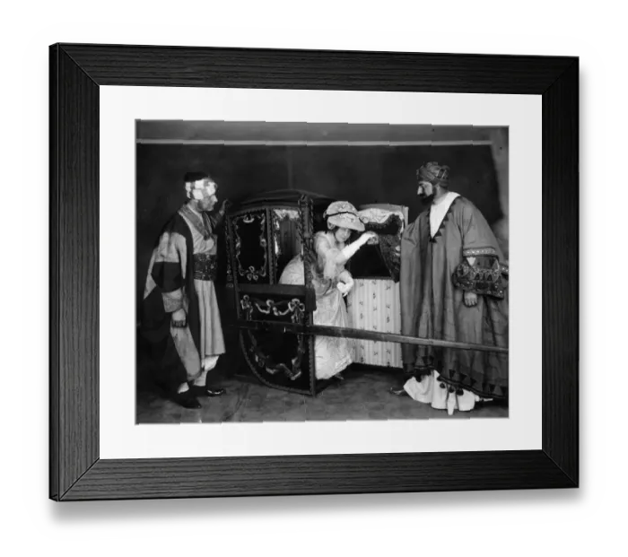 Framed Print : Mrs Fagan, the well known Chelsea artist arrives in a sedan chair