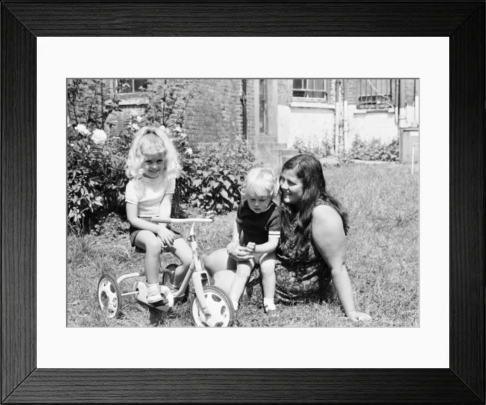 Framed Print : Stefan and Samantha Gates, Child models, pictured with their mother, Jean Gates Framed Print : Stefan and Samantha Gates, Child models, pictured with their mother, Jean Gates