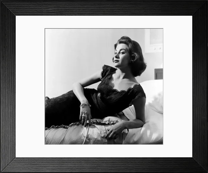 Framed Print : Jean Newington, the model from Australia, who is going to Doncaster to see if she can Framed Print : Jean Newington, the model from Australia, who is going to Doncaster to see if she can