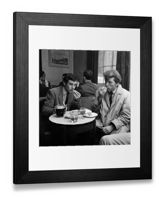 Framed Print : Oxford undergraduates during a lunch break at the Kings Arms pub
