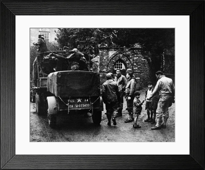 Framed Print : US troops arriving in Slapton to help the villagers move their possessions prior to Framed Print : US troops arriving in Slapton to help the villagers move their possessions prior to