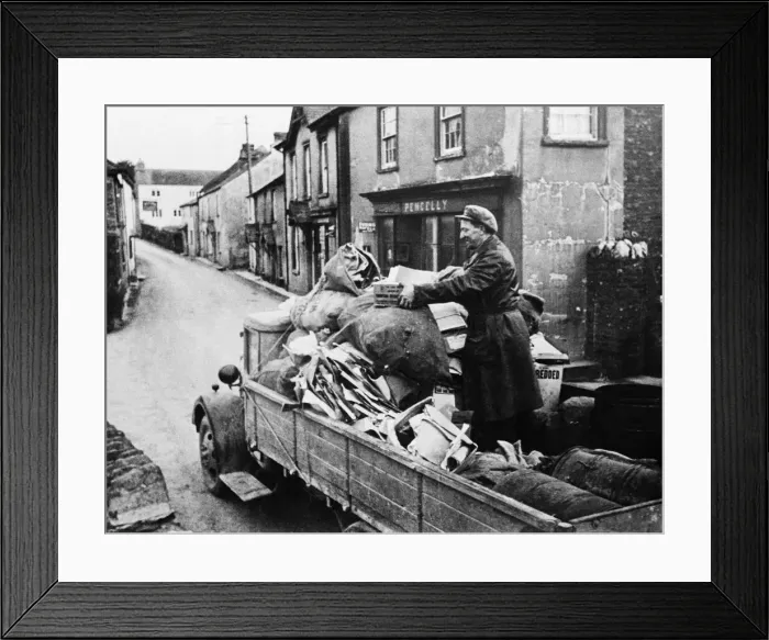 Framed Print : Local resident loads his possessions on to a lorry prior to evacuation Framed Print : Local resident loads his possessions on to a lorry prior to evacuation