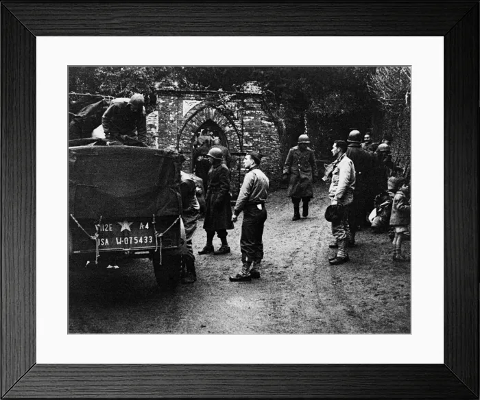 Framed Print : US troops arriving in Slapton to help the villagers move their possessions prior to Framed Print : US troops arriving in Slapton to help the villagers move their possessions prior to