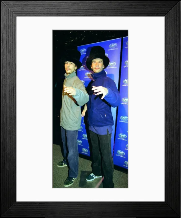 Framed Print : Jay Kay of Jamiroquai - 1999 meets his Wax Works Model at Madame Tuassuards Framed Print : Jay Kay of Jamiroquai - 1999 meets his Wax Works Model at Madame Tuassuards