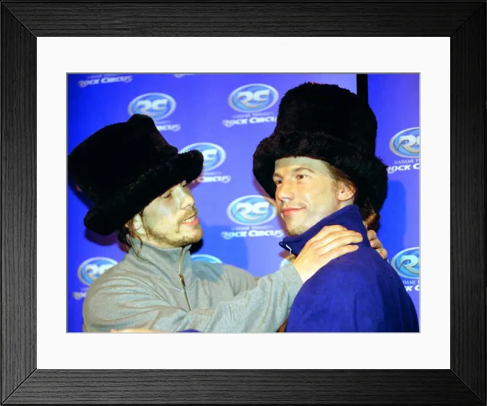 Framed Print : Jay Kay of Jamiroquai - 1999 meets his Wax Works Model at Madame Tuassuards Framed Print : Jay Kay of Jamiroquai - 1999 meets his Wax Works Model at Madame Tuassuards