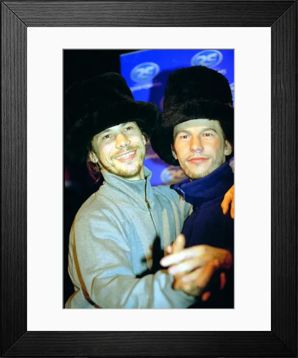 Framed Print : Jay Kay of Jamiroquai - 1999 meets his Wax Works Model at Madame Tuassuards