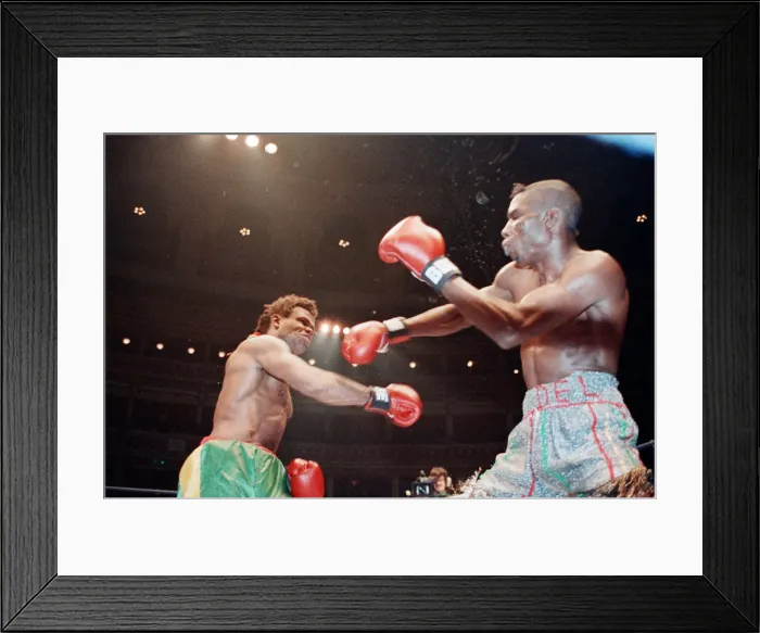 Framed Print : Del Bryan v Kirkland Laing for the British Welterweight Title, Royal Albert Hall