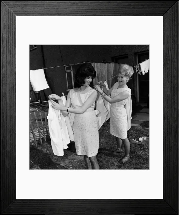 Framed Print : Tattooed housewives of Coventry. Mrs Dorothy Randall (left) and Mrs Christina O