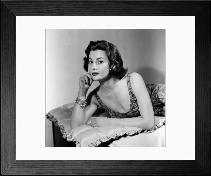 Framed Print : Jean Newington, the model from Australia, who is going to Doncaster to see if she can Framed Print : Jean Newington, the model from Australia, who is going to Doncaster to see if she can