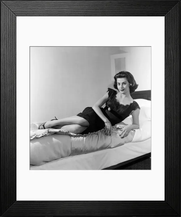 Framed Print : Jean Newington, the model from Australia, who is going to Doncaster to see if she can Framed Print : Jean Newington, the model from Australia, who is going to Doncaster to see if she can