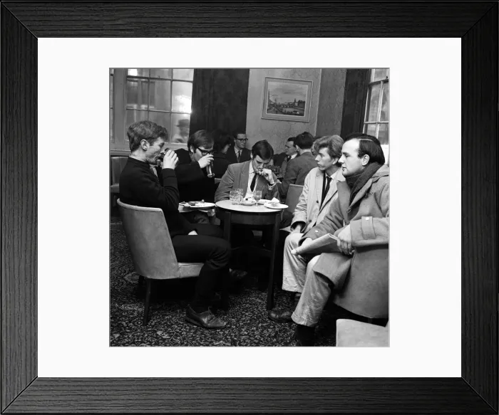 Framed Print : Oxford undergraduates during a lunch break at the Kings Arms pub Framed Print : Oxford undergraduates during a lunch break at the Kings Arms pub