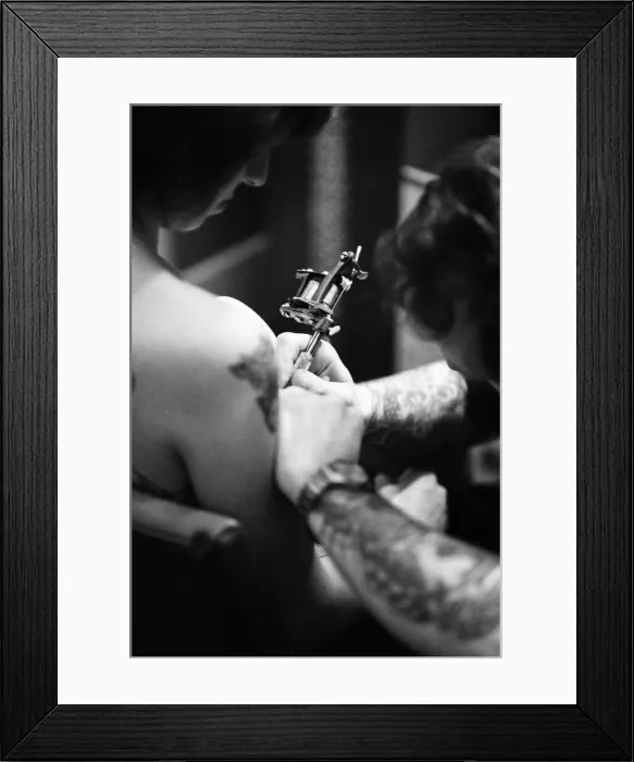 Framed Print : Scenes inside a tattoo parlour. 28th May 1981 Framed Print : Scenes inside a tattoo parlour. 28th May 1981