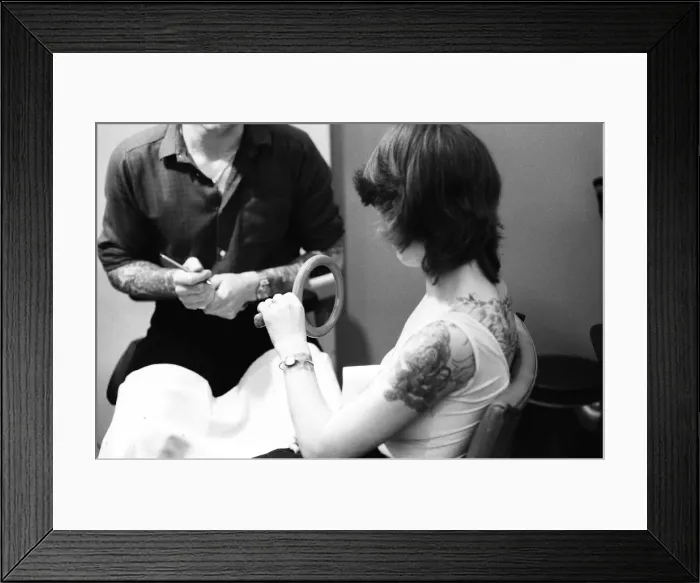 Framed Print : Scenes inside a tattoo parlour. 28th May 1981 Framed Print : Scenes inside a tattoo parlour. 28th May 1981