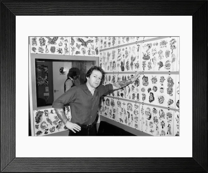 Framed Print : Scenes inside a tattoo parlour. 28th May 1981 Framed Print : Scenes inside a tattoo parlour. 28th May 1981