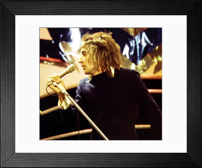 Framed Print : Rod Stewart - Pop Star - The Faces seen here during rehearsals for the BBC Framed Print : Rod Stewart - Pop Star - The Faces seen here during rehearsals for the BBC