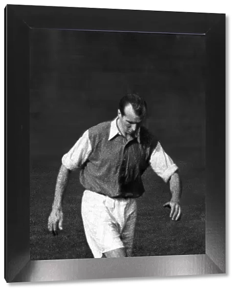 Wally Barnes Football Player of Arsenal - 15  /  10  /  1949 Daily Mirror