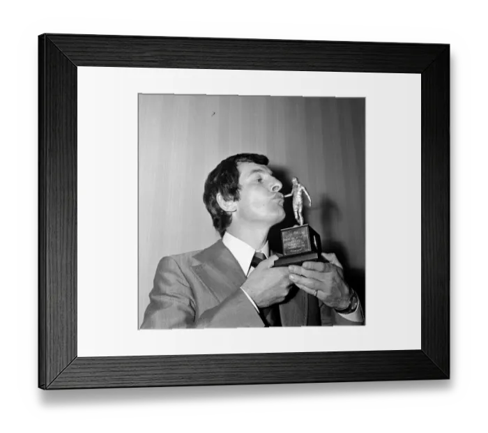 Framed Print : Alan Mullery Football Player of Fulham FC - May 1975 awarded with the Footballer of