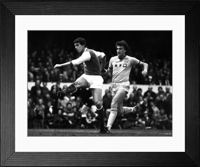 Framed Print : Paul Vaesson Football Player of Arsenal - in action against Leeds United Framed Print : Paul Vaesson Football Player of Arsenal - in action against Leeds United