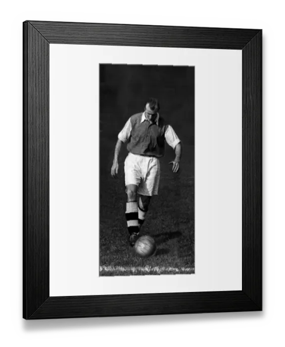 Framed Print : Wally Barnes Football Player of Arsenal - 15  /  10  /  1949 Daily Mirror