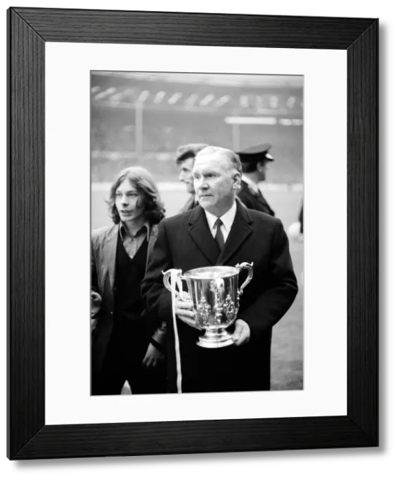 Framed Print : Bill Nicholson of Tottenham Hotspur - February 1971 holding the winning League Cup Framed Print : Bill Nicholson of Tottenham Hotspur - February 1971 holding the winning League Cup