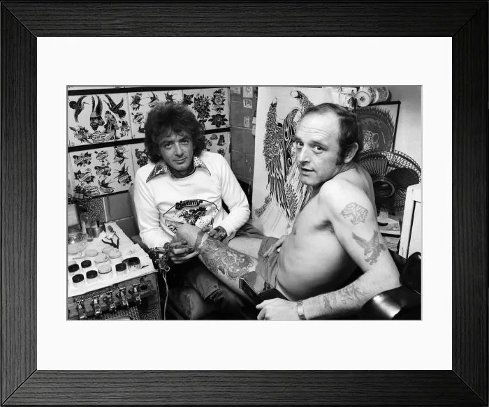 Framed Print : Tattooist Jimmy Gould has bought the skin of his client, Brian Cowell. September 1979 Framed Print : Tattooist Jimmy Gould has bought the skin of his client, Brian Cowell. September 1979