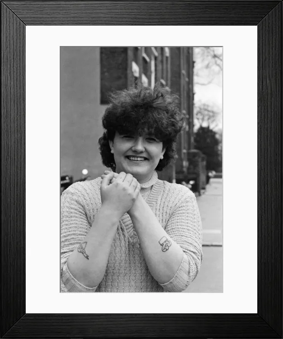 Framed Print : 19-year-old Tina Harris of Erith, Kent, has her fingers tattooed Framed Print : 19-year-old Tina Harris of Erith, Kent, has her fingers tattooed