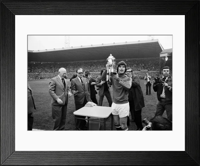 Framed Print : Manchester United v Blackpool, League Division Two, final score 4-0 to Manchester United Framed Print : Manchester United v Blackpool, League Division Two, final score 4-0 to Manchester United