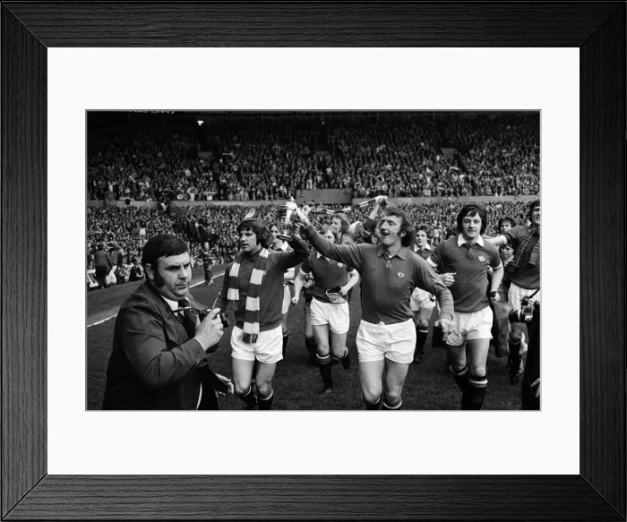 Framed Print : Manchester United v Blackpool, League Division Two, final score 4-0 to Manchester United Framed Print : Manchester United v Blackpool, League Division Two, final score 4-0 to Manchester United