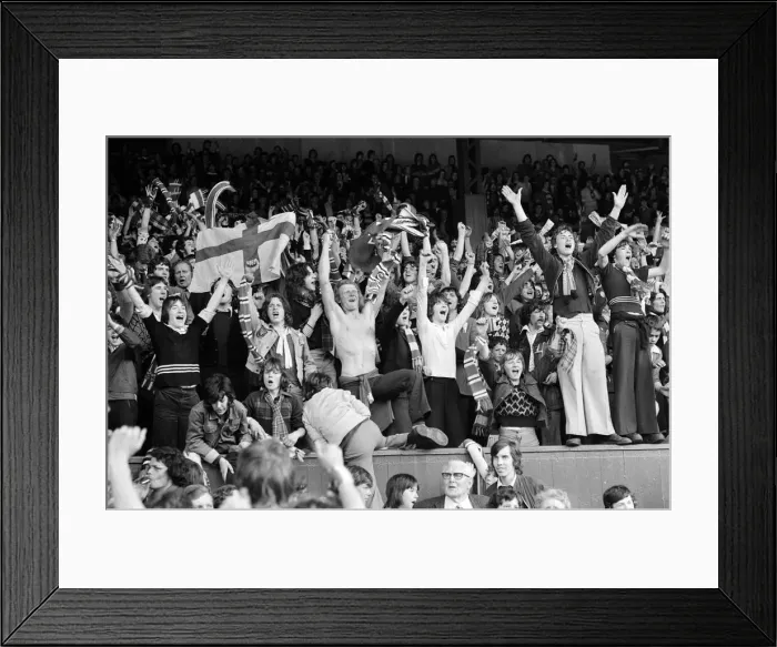 Framed Print : Manchester United v Blackpool, League Division Two, final score 4-0 to Manchester United Framed Print : Manchester United v Blackpool, League Division Two, final score 4-0 to Manchester United