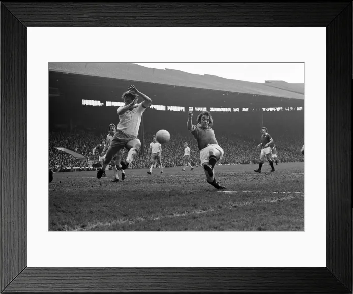 Framed Print : Manchester United v Blackpool, League Division Two, final score 4-0 to Manchester United Framed Print : Manchester United v Blackpool, League Division Two, final score 4-0 to Manchester United