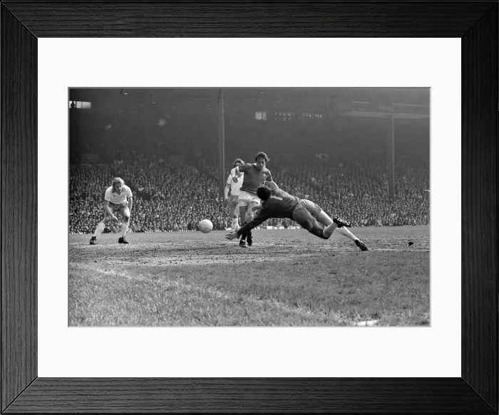 Framed Print : Manchester United v Blackpool, League Division Two, final score 4-0 to Manchester United Framed Print : Manchester United v Blackpool, League Division Two, final score 4-0 to Manchester United