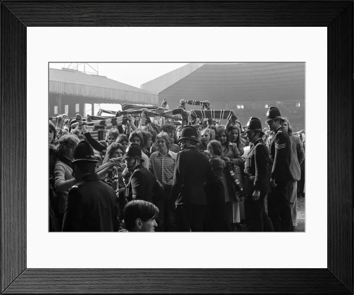 Framed Print : Manchester United v Blackpool, League Division Two, final score 4-0 to Manchester United Framed Print : Manchester United v Blackpool, League Division Two, final score 4-0 to Manchester United