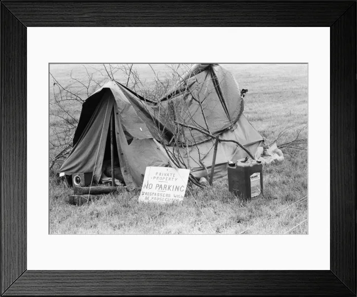 Framed Print : Glastonbury Fair, 19th June 1971. The Festival moved to the time of