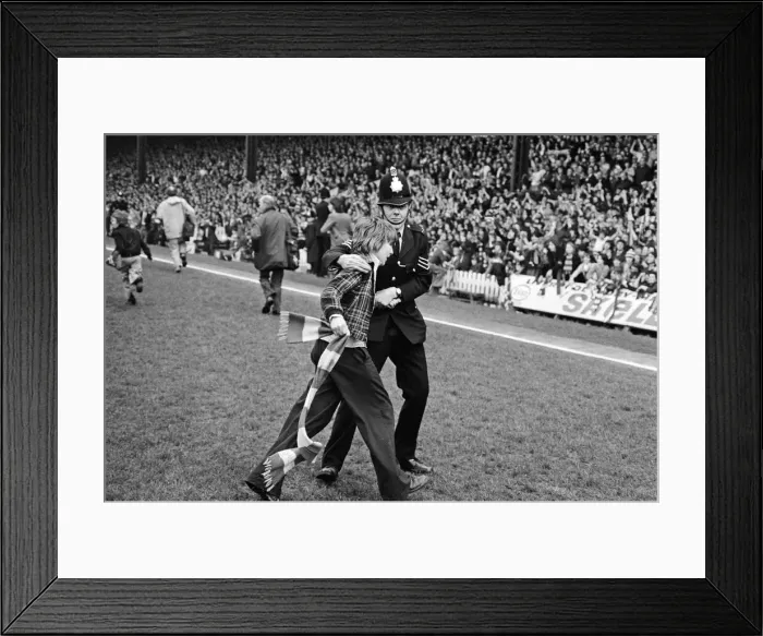 Framed Print : Manchester United v Blackpool, League Division Two, final score 4-0 to Manchester United Framed Print : Manchester United v Blackpool, League Division Two, final score 4-0 to Manchester United