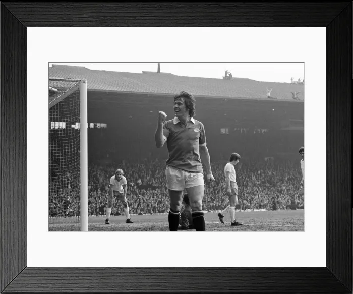 Framed Print : Manchester United v Blackpool, League Division Two, final score 4-0 to Manchester United Framed Print : Manchester United v Blackpool, League Division Two, final score 4-0 to Manchester United